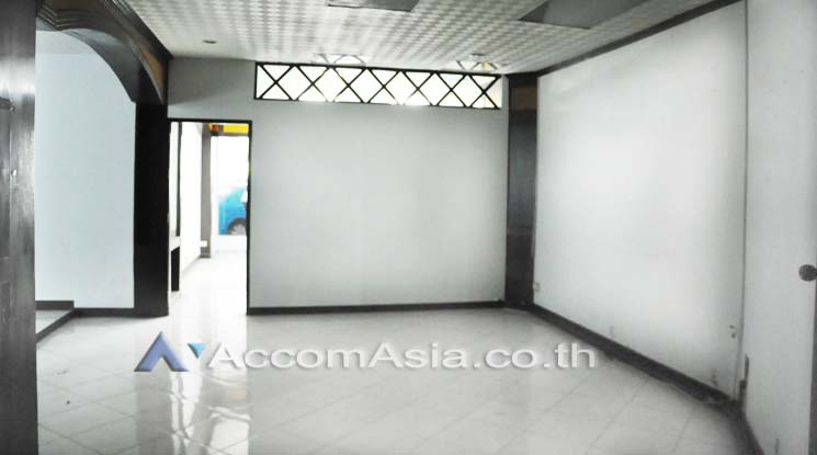 5  Apartment For Rent in Sukhumvit ,Bangkok BTS Nana at Perfect for Pet lovers Apartment, near NIST Intl AA10558
